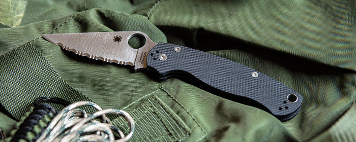 Para Military 2 knife on green canvas material.