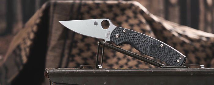 Para Military 2 knife placed on an ammo can.